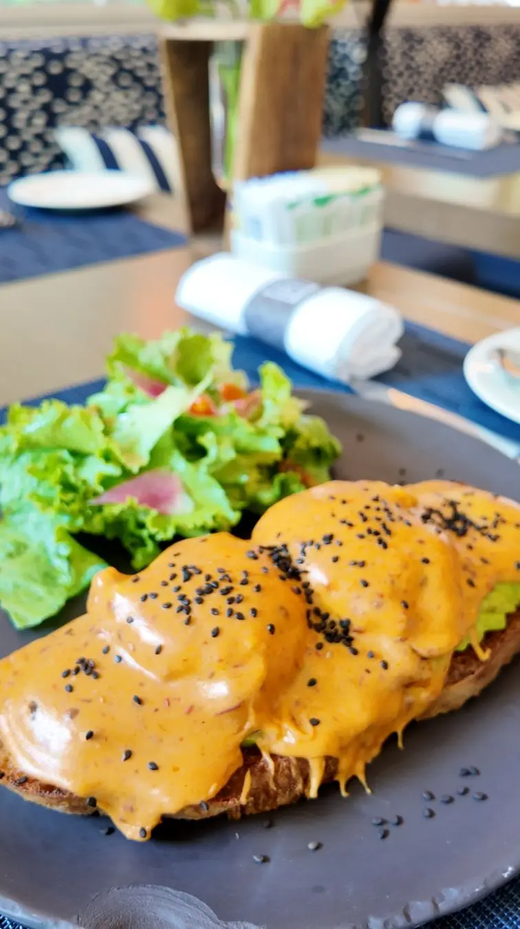 Huevos benedictinos con ensalada