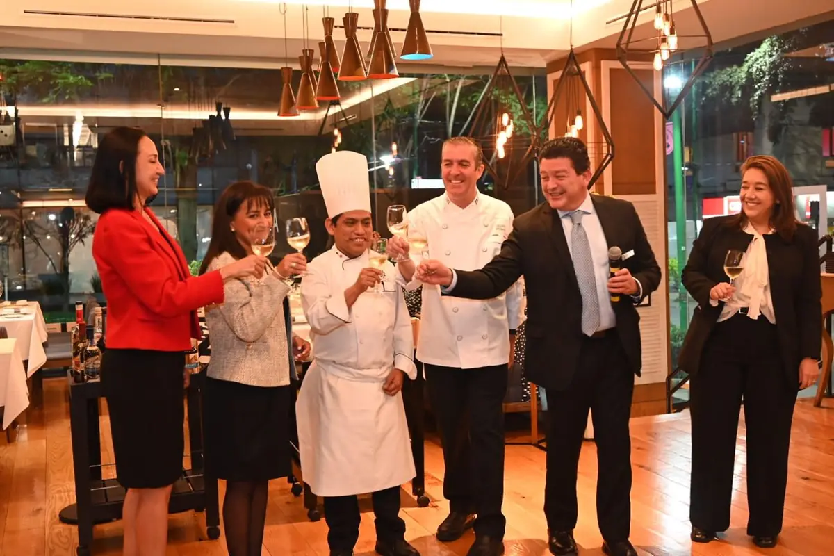 El equipo de cocina de Almara brindando en el salón