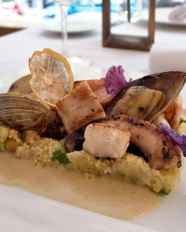 Couscous del mar con mariscos, limón deshidratado y flor comestible
