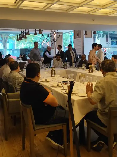 Comida de grupo en el salón de Almara