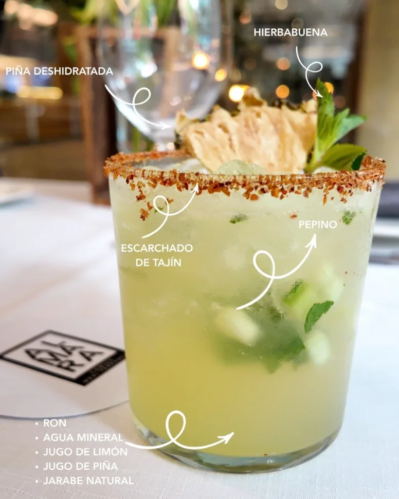 Cóctel con piña deshidratada y escarchado de tajín