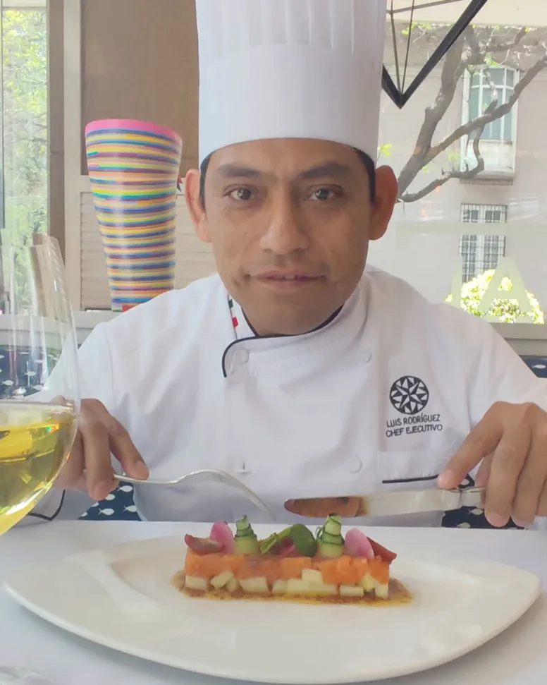 El chef ejecutivo Luis Antonio Rodríguez a la mesa con una tártara