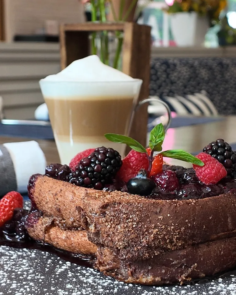 Pan francés con frutos rojos y capuchino