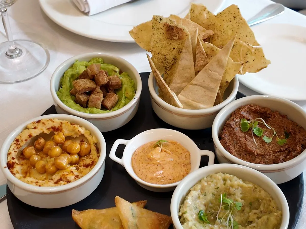 Mezze con hummus, guacamole, samosas y pan pita