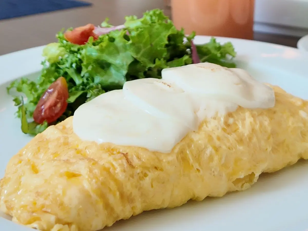 Omelette de tres quesos con ensalada