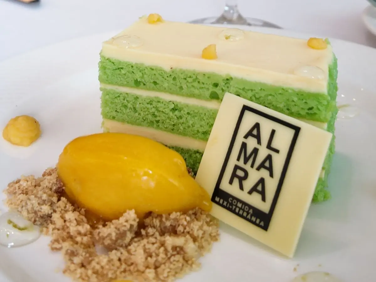 Barra de pistache con sorbete de mango